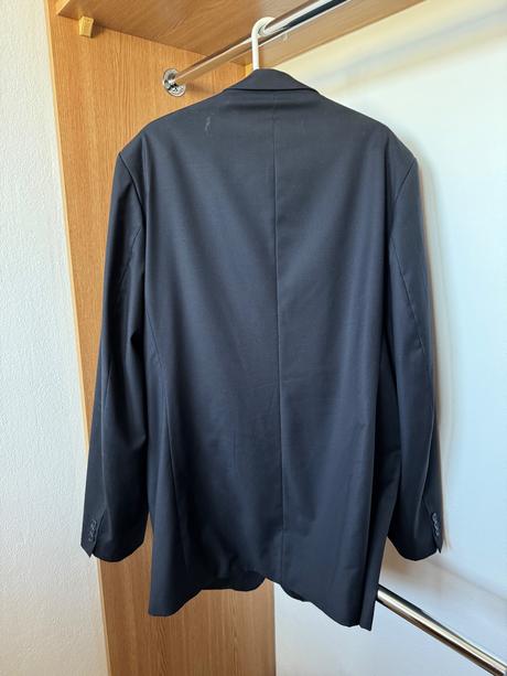 Pekný čierny oblek, 60