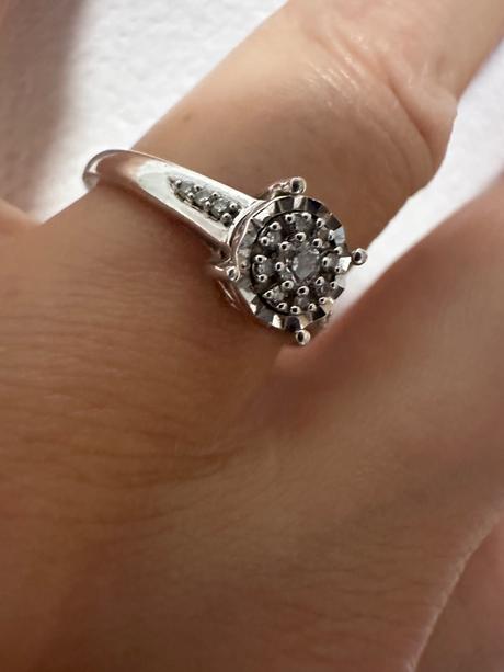 Prsteň z bieleho zlata 14k s diamantmi zn. izlato,