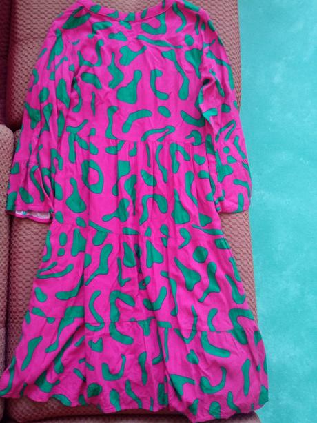 Elegantné cyklamenové šaty, s