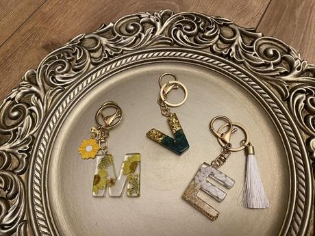 Ručne vyrobené živicové kľúčenky, 