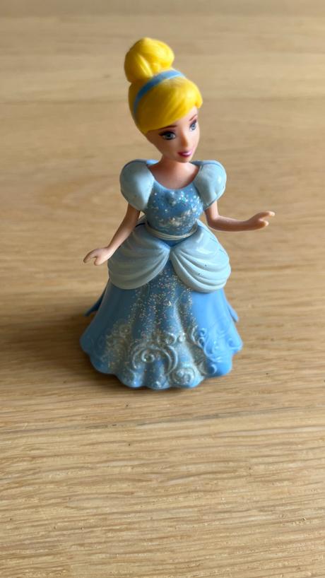 Popoluška - vyzliekacia bábika, 