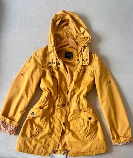 Dámska žltá bunda s kapucňou, s