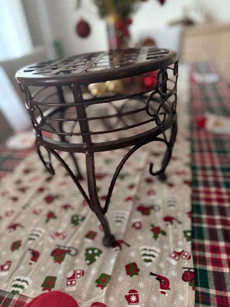 Kovový stojan na kvety alebo stolček víntage, 