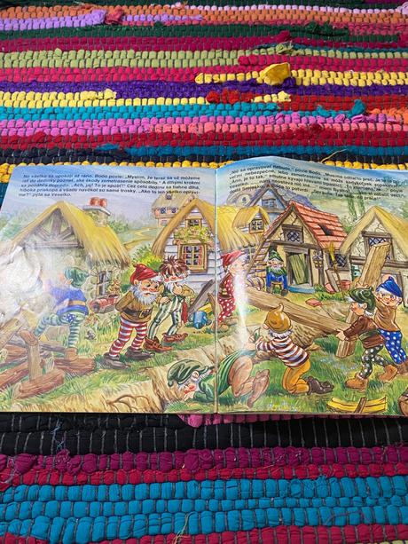 Stará retro mini knižka trpaslíci na veľkej lúke,