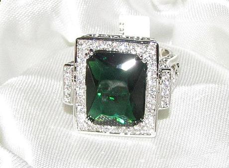 Zdobený prsteň so zeleným kameňom,