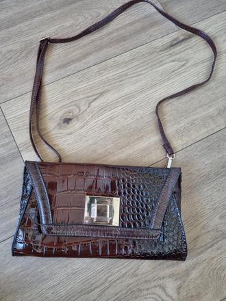 Hnedá lakovaná listová kabelka,