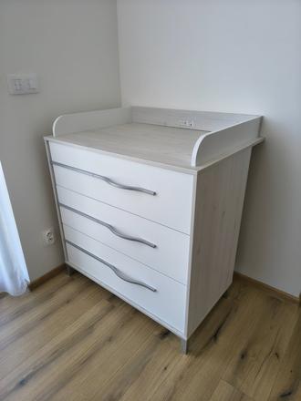 Komoda s prebaľovacím pultom, 