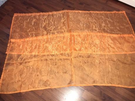 2 oranžové látky,