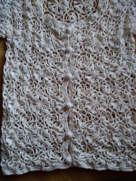 Háčkovaný svetrík, s