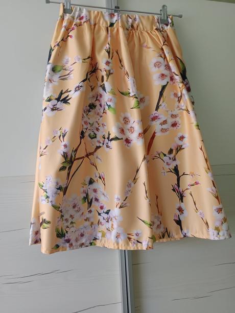 Žiarivá žltá kvetinová suknička, s