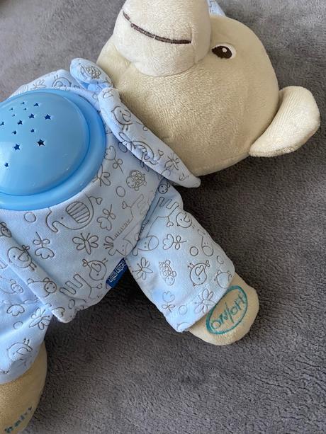 Macko miluš s hudbou a projektorom,