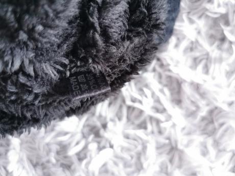 Čierna pletená čiapka,