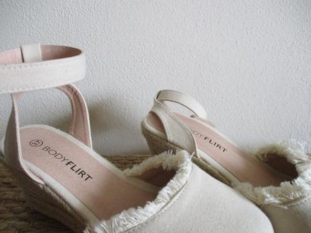 Svetlé plátené sandále na kline, 37