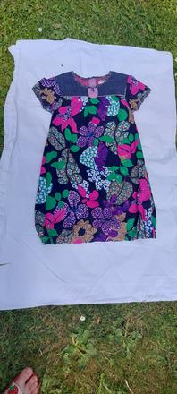 Pestrofarebné šaty, 122