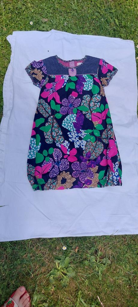 Pestrofarebné šaty, 122