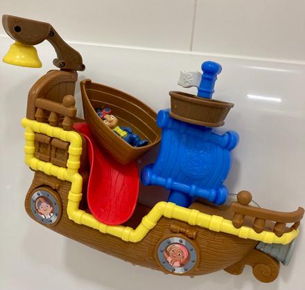 Fisher price hračka do vody pirát jack, 