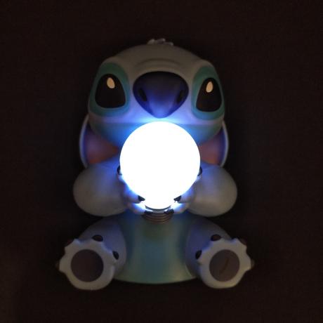 Figúrka stitch so svietiacou žiarovkou.,