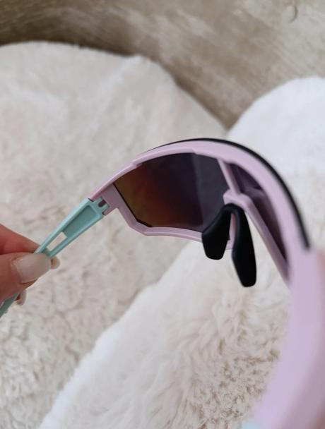 Športové slnečné okuliare pastelové farby, 