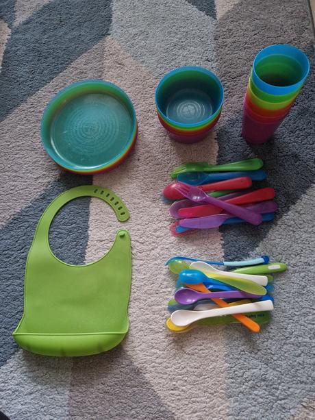 Umelé taniere, poháre, príbor a podbradník, ikea