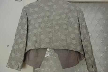 Raz oblecene slavnostne saty, 42