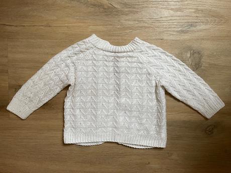 Biely, pletený svetrík, 68
