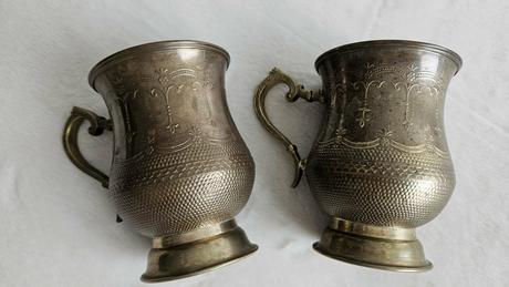 Pár zdobených mosadzných džbánov / pohárov, orient, 