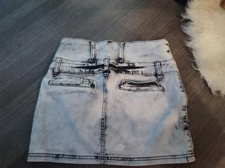 Minisukňa s vyšším pásom, sedí na s, s