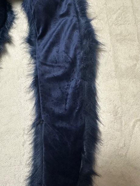 Tmavomodrý golier z umelej kožušiny reserved, reserved