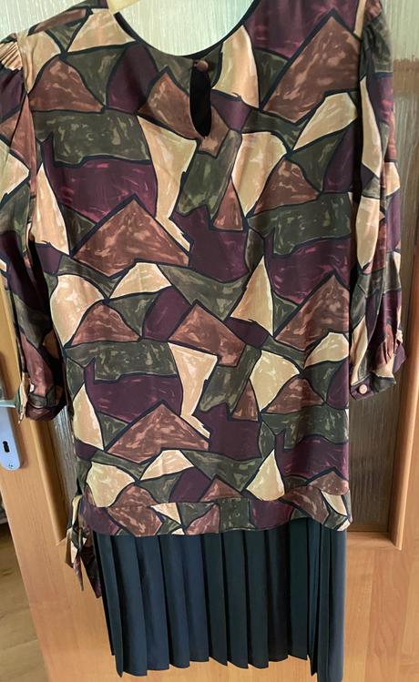 Kvalitné podšité šaty s plisovanou sukňou v. 48, 48