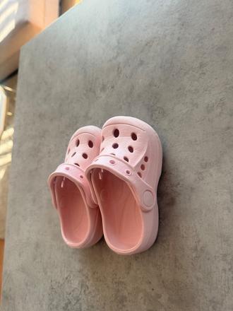 Crocs, 24