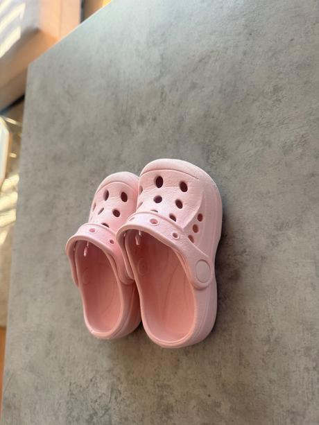 Crocs, 24