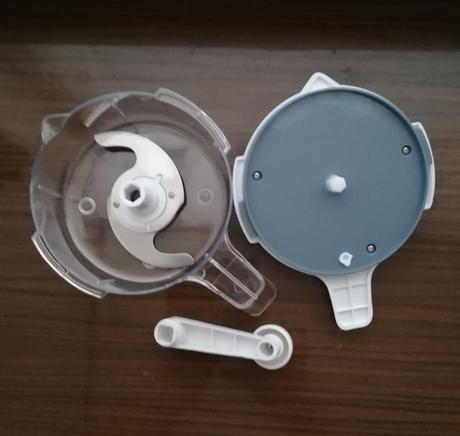 Ručný sekáčik s nádobou, 