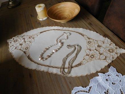 Obrus višívaný nový, 