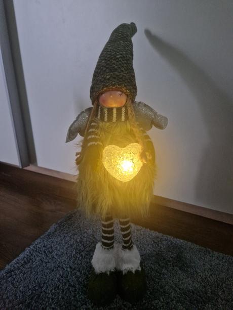 Anjelik s led srdiečkom postavička,