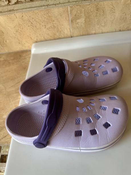 Crocs, 33