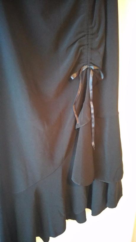 Čierna sukienka vhodná aj na slávnosť, 38