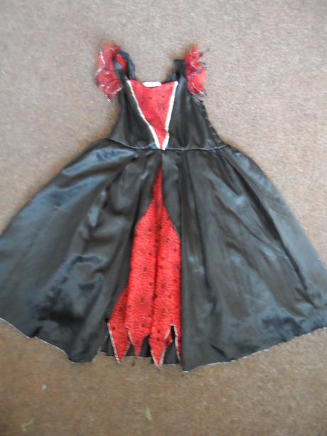 Čarodejnica červeno-čierna malá 3-5r., zn. george, 