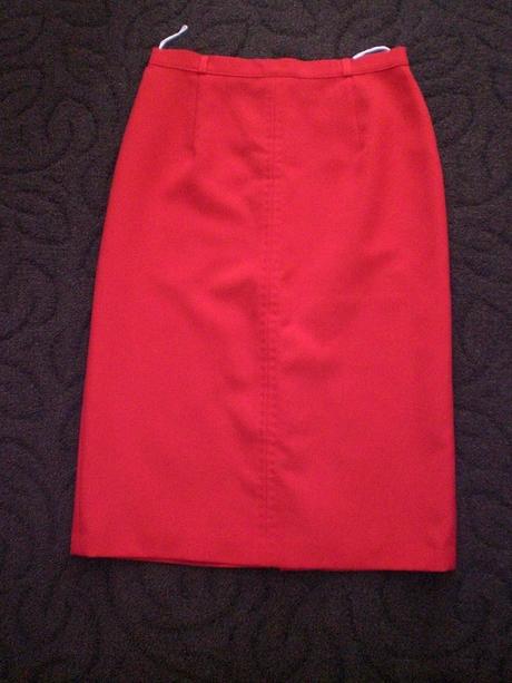 Červený kostým makyta púchov veľ. 40 -, 40