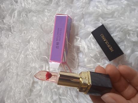 Priehľadný lesk na pery,