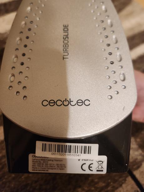 Malá cestovná naparovacia žehlička,