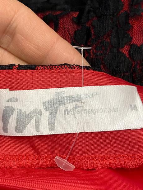 Dámske elegantné čipkované šaty červeno-čierne, m