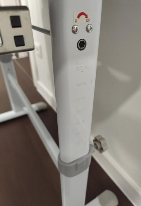 Nastaviteľný písací stôl, 