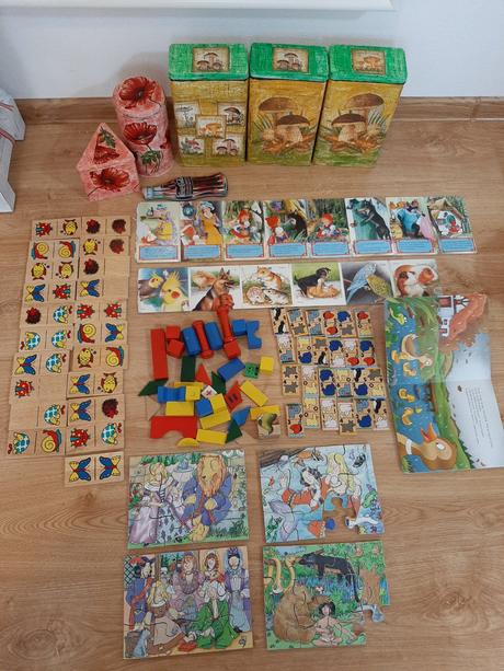 Drevené pazzle a dominá.,