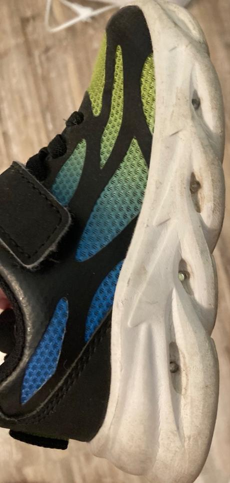 Blikajúce tenisky, 25