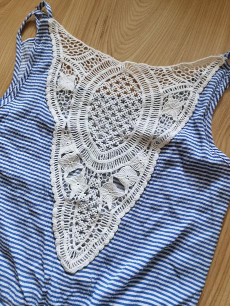 Pásikavé minišaty s čipkou, gate,s