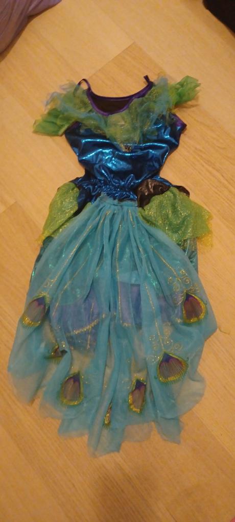 Prekrásny šitý kostým, 146