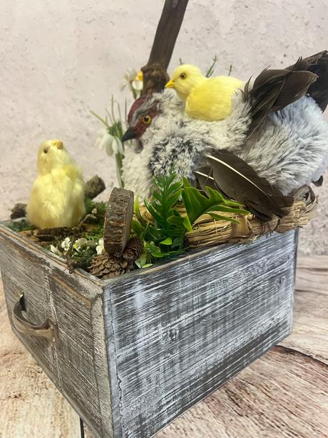 Jarná dekorácia so sliepkou a kurčatami, 