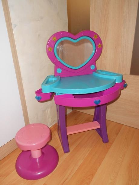 Dievčenský toaletný stolík, 