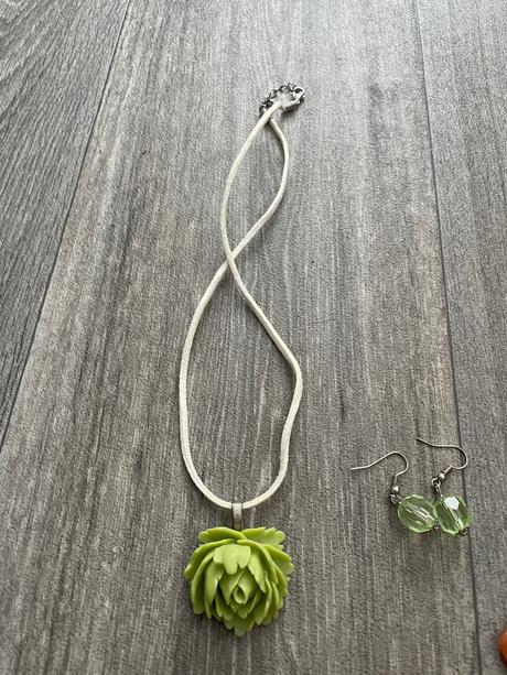 Ružičkový náhrdelník, 