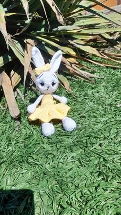 Háčkovaný zajačik v šatičkách, 